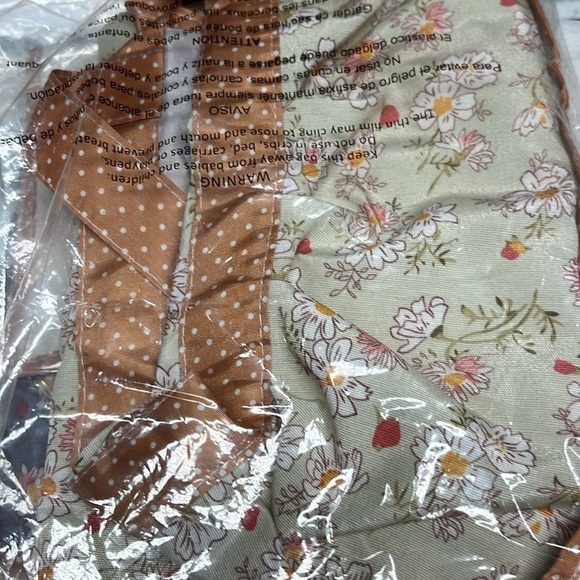 Floral Apron with Pocket Ruffle Details - Picture 5 of 10